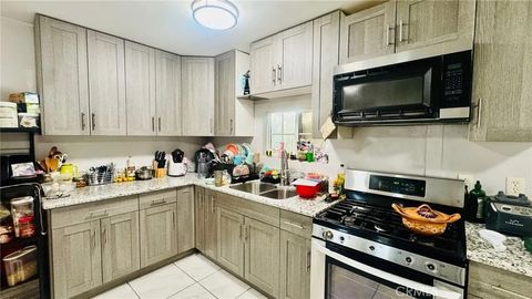 Tiny photo for 5833 Leo St, Bakersfield, CA 93307 (MLS # SR26022739)