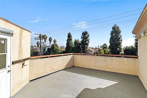Tiny photo for 14957 Victory #101, Van Nuys, CA 91411 (MLS # BB25255416)