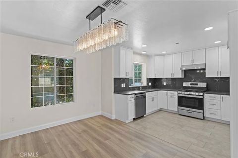 Tiny photo for 14957 Victory #101, Van Nuys, CA 91411 (MLS # BB25255416)