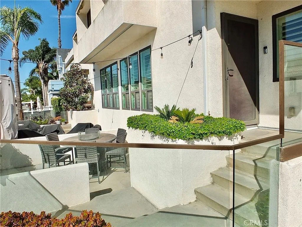 Photo of 36 Corona Avenue, Long Beach, CA 90803 (MLS # RS26089426)