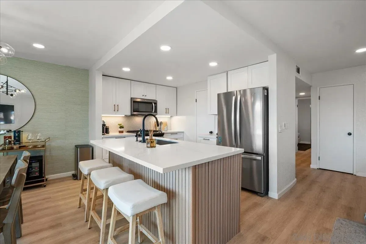 San Diego, California 92111, United States, 3 Bedrooms Bedrooms, ,3 BathroomsBathrooms,Residential,Active,201452