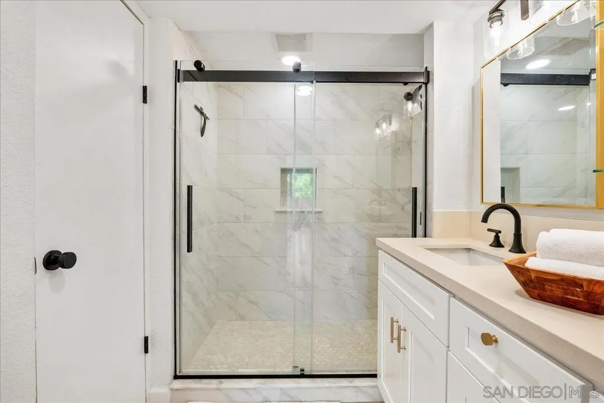 San Diego, California 92111, United States, 3 Bedrooms Bedrooms, ,3 BathroomsBathrooms,Residential,Active,201452