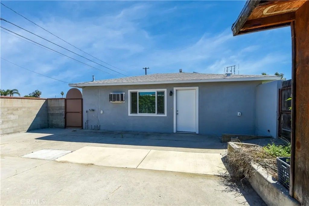 Photo of 911 W 10th St, Corona, CA 92882 (MLS # IG26057311)