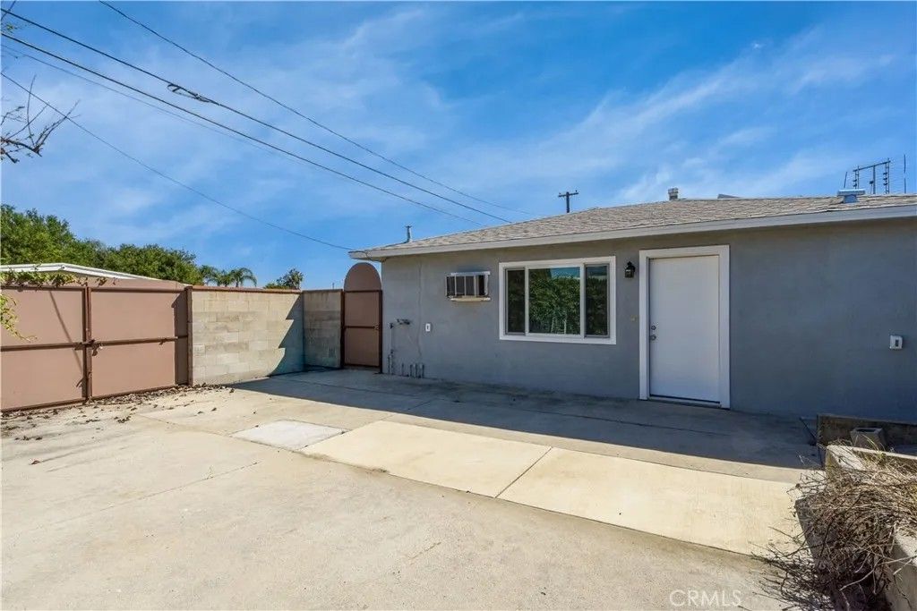 Photo of 911 W 10th St, Corona, CA 92882 (MLS # IG26057311)
