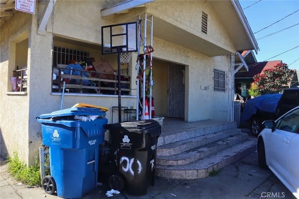 Photo of 700 W 53rd St, Los Angeles, CA 90037 (MLS # SR26010392)