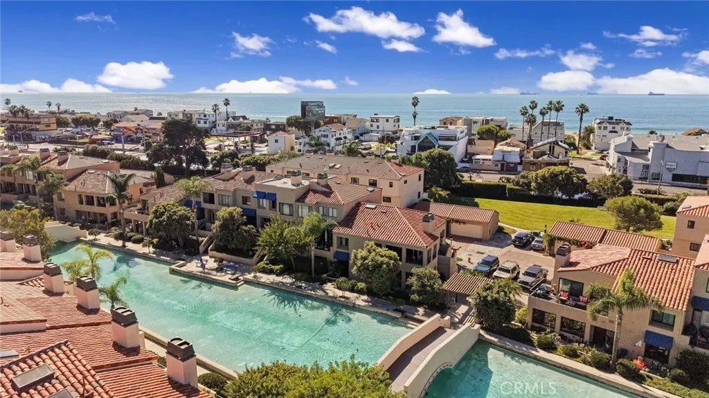 Photo of 16560 Bordeaux LN, Huntington Beach, CA 92649 (MLS # OC26233247)