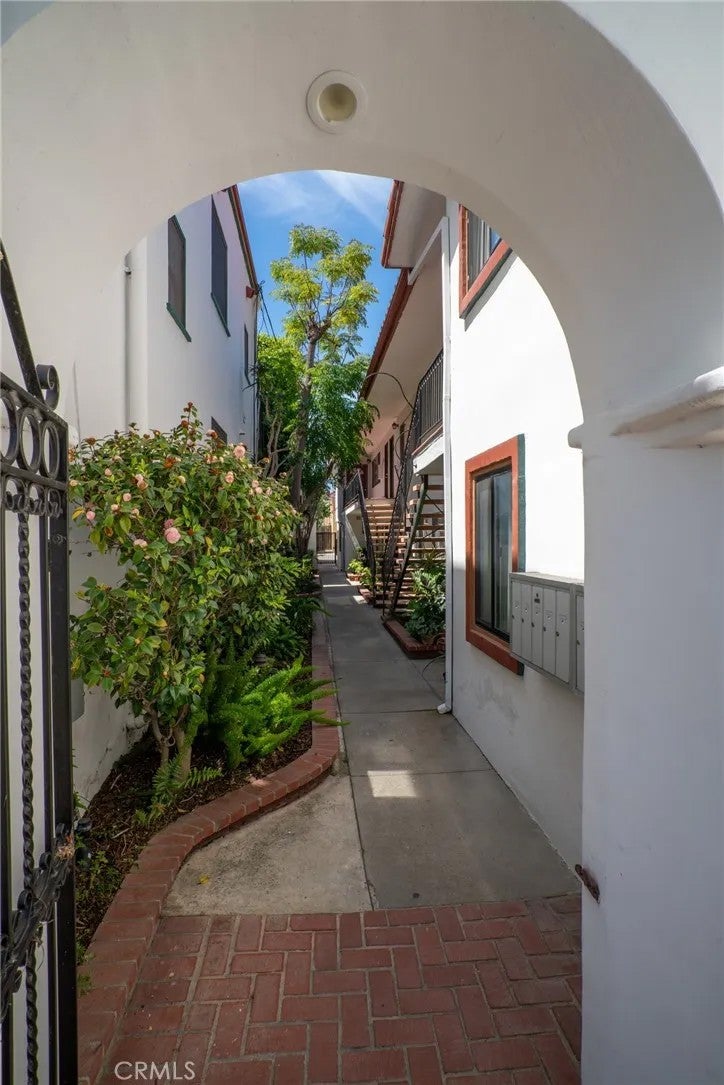 825 Roswell Avenue