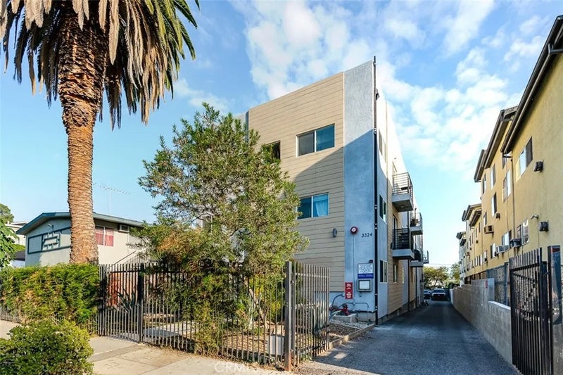 3324 Chapman