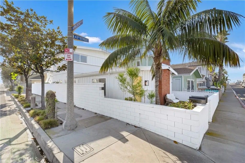 Photo of 130 43rd, Newport Beach, CA 92663 (MLS # NP25278583)