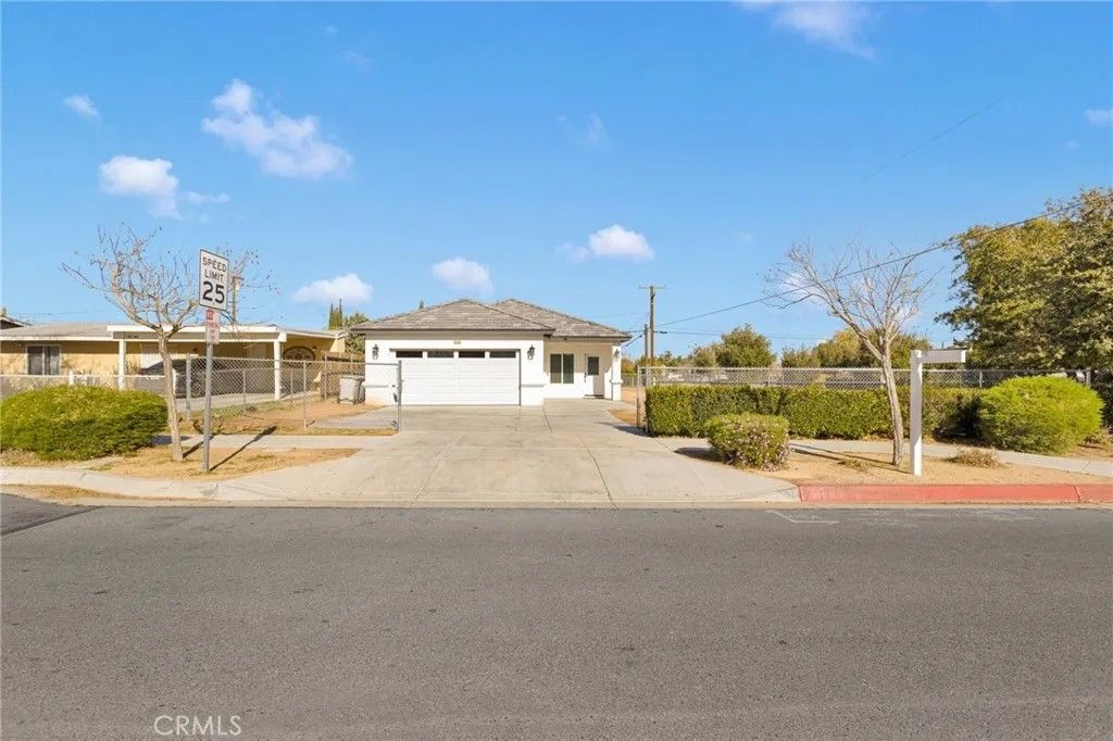 Photo of 16150 Smoke Tree St, Hesperia, CA 92345 (MLS # HD25272929)