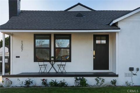 Photo of 1307 N Avon St, Burbank, CA 91505 (MLS # SR26034740)