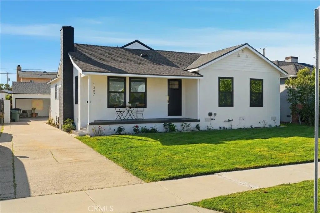 Photo of 1307 N Avon St, Burbank, CA 91505 (MLS # SR26034740)