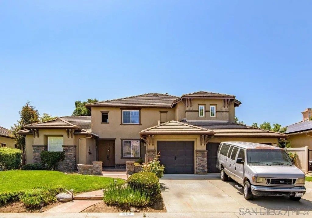 Photo of 569 Inverlochy Dr, Fallbrook, CA 92028 (MLS # 250031963)