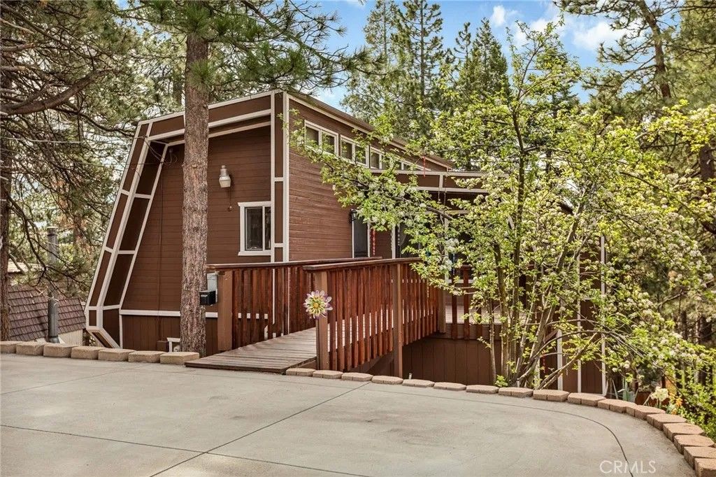 Photo of 30941 Glen Oak Dr, Running Springs, CA 92382 (MLS # IG26069230)