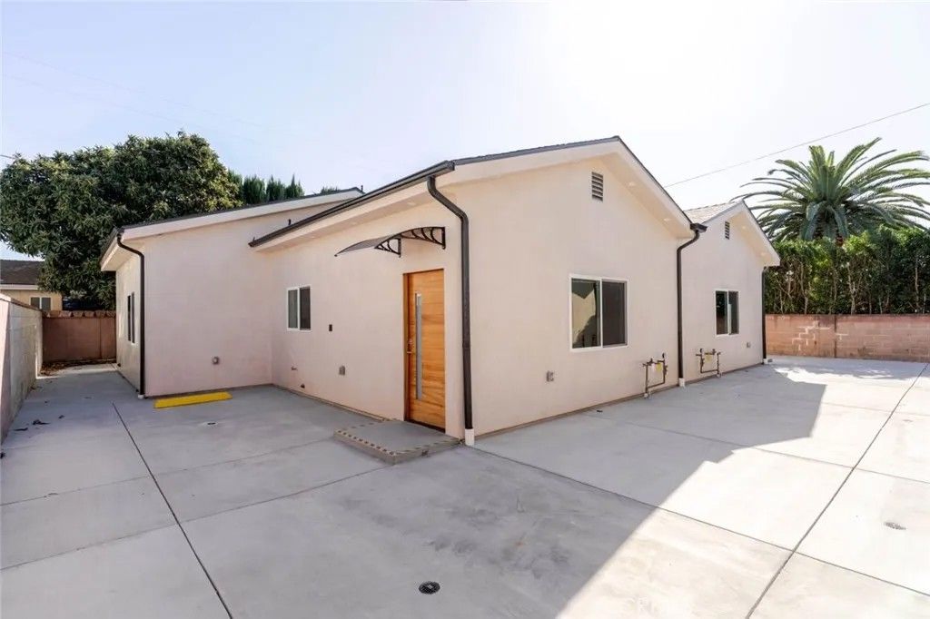 Photo of 6852 Ranchito Avenue, Van Nuys, CA 91405 (MLS # GD26023748)