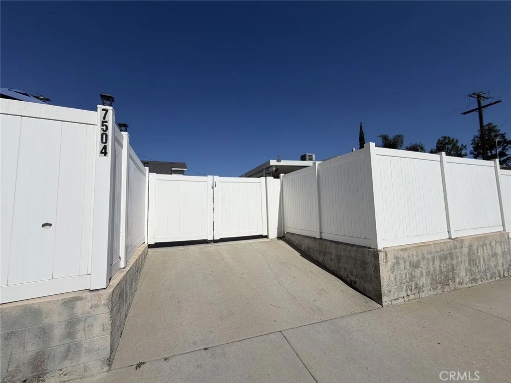7502 N Hollywood Way