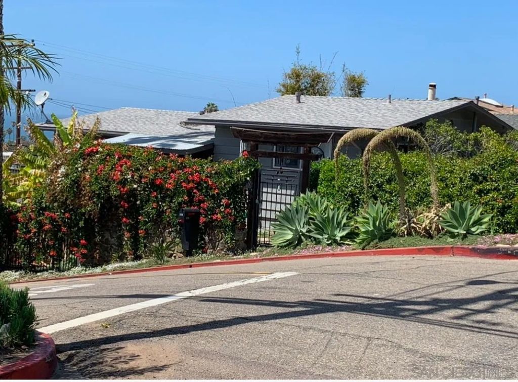 Photo of 326 Chesterfield Dr, Cardiff By The Sea, CA 92007 (MLS # 250044527)