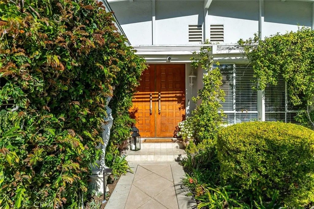Photo of 11567 Dona Dorotea, Studio City, CA 91604 (MLS # GD25273064)