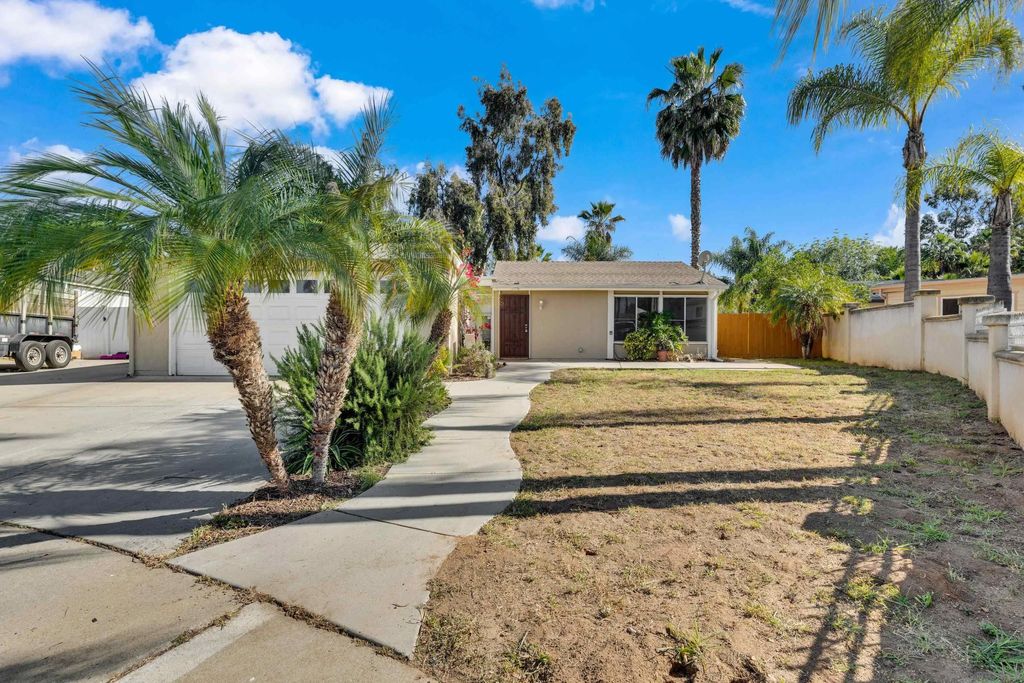 Photo of 805 Avenida Taxco, Vista, CA 92084 (MLS # 260008130)
