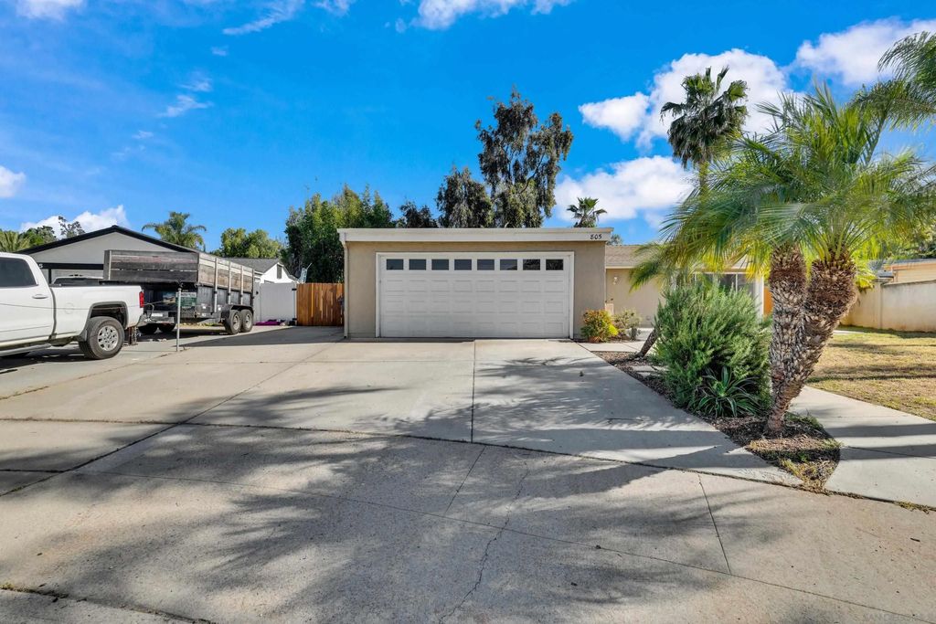 Photo of 805 Avenida Taxco, Vista, CA 92084 (MLS # 260008130)