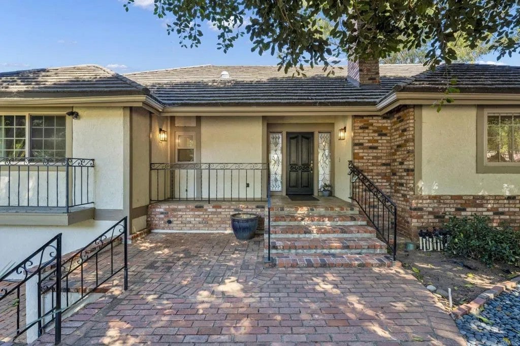 Photo of 2730 Mountain View Drive, Escondido, CA 92027 (MLS # NDP2605521)