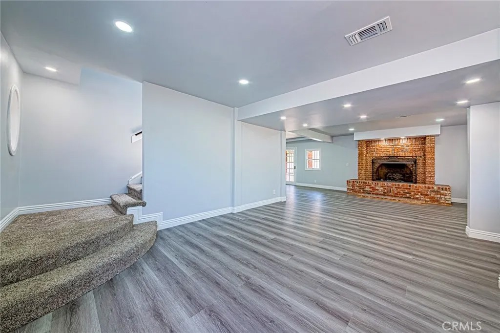 5334 S Victoria