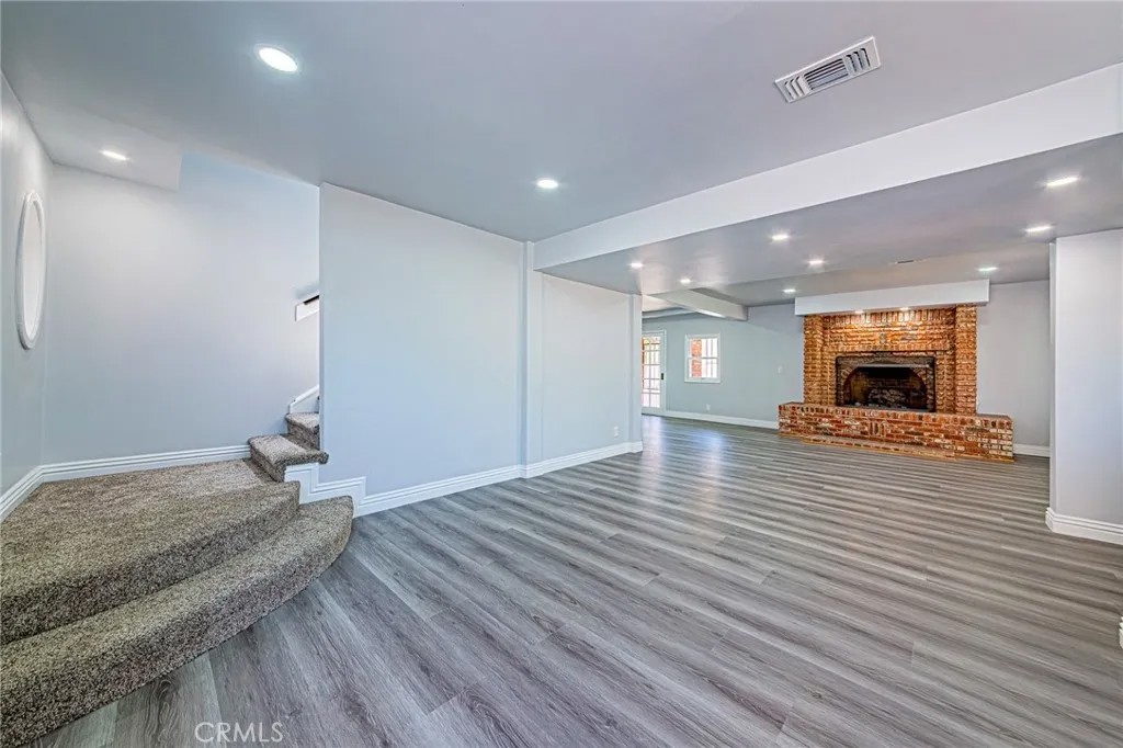 5334 S Victoria