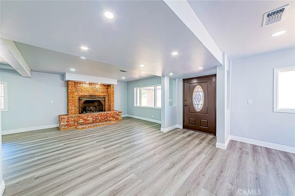 5334 S Victoria