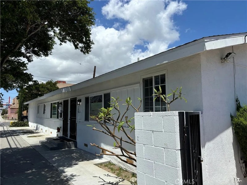 989 W 2nd Street