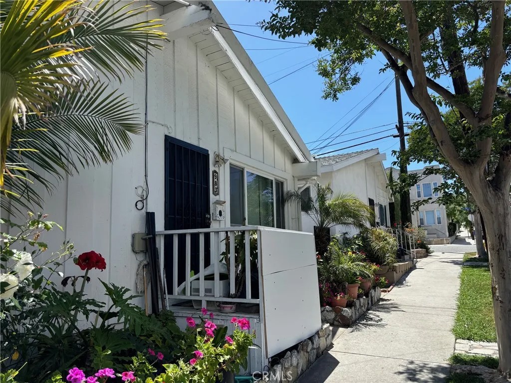 989 W 2nd Street