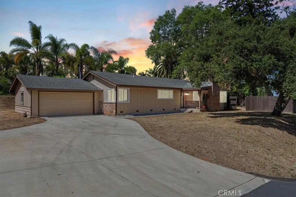 Photo of 213 Beaumont Dr, Vista, CA 92084 (MLS # IV26093590)