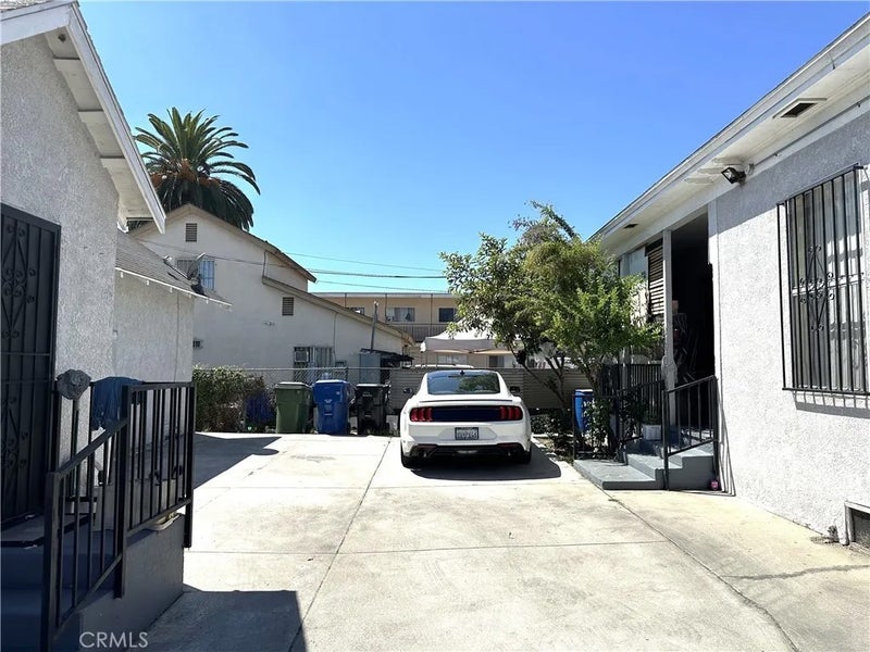 737 E 40th