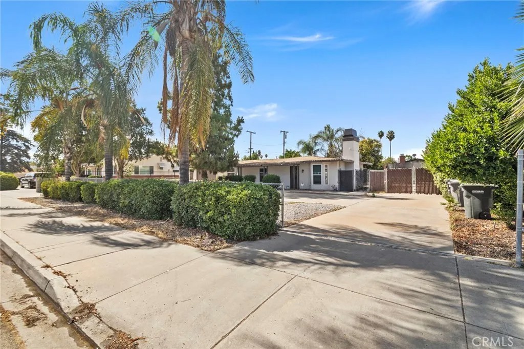 1443 E Devonshire Avenue