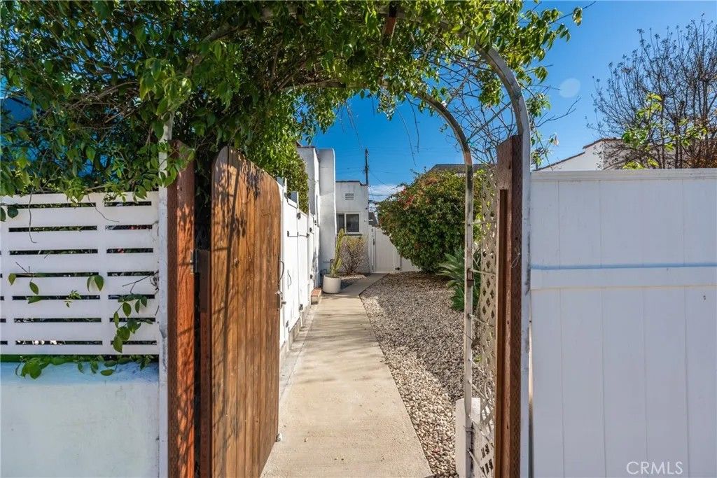 Photo of 5516 Willowcrest, North Hollywood, CA 91601 (MLS # BB26011902)