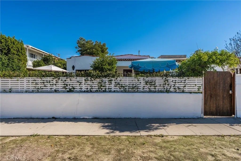 Photo of 5516 Willowcrest, North Hollywood, CA 91601 (MLS # BB26011902)