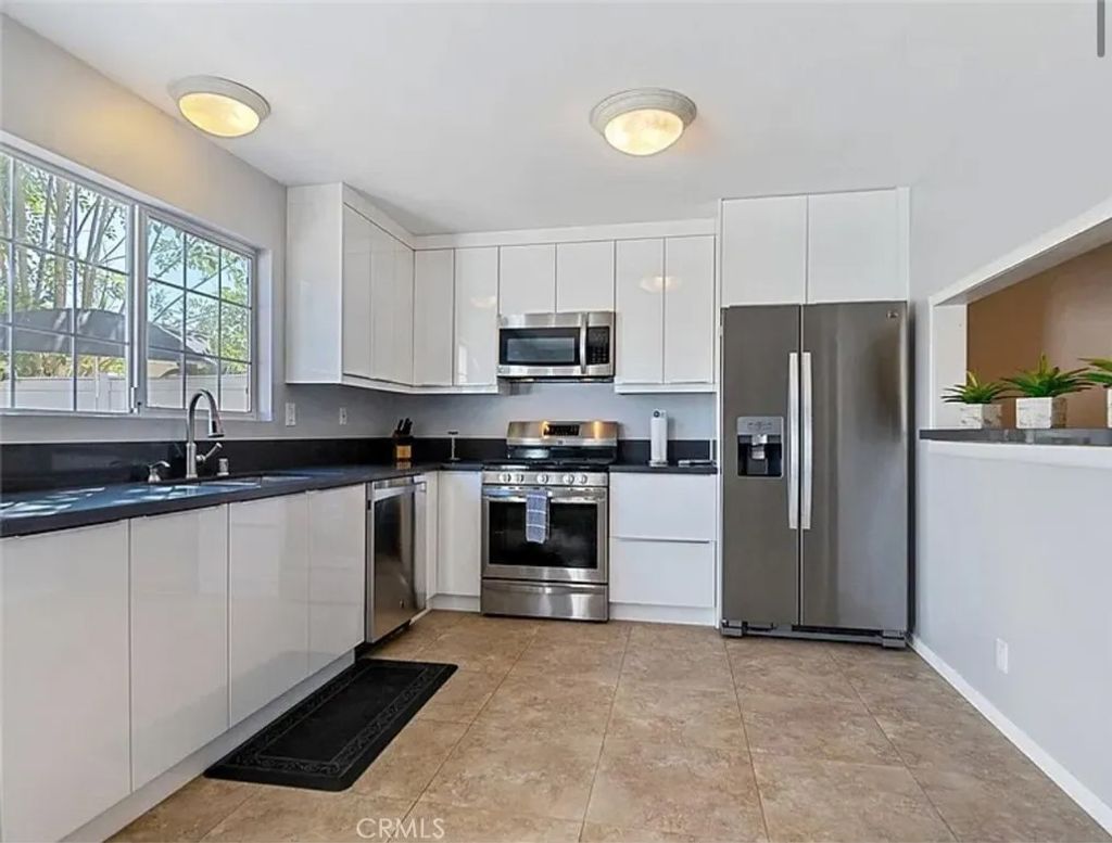 Photo of 19110 Kittridge Street, Reseda, CA 91335 (MLS # SR26016426)