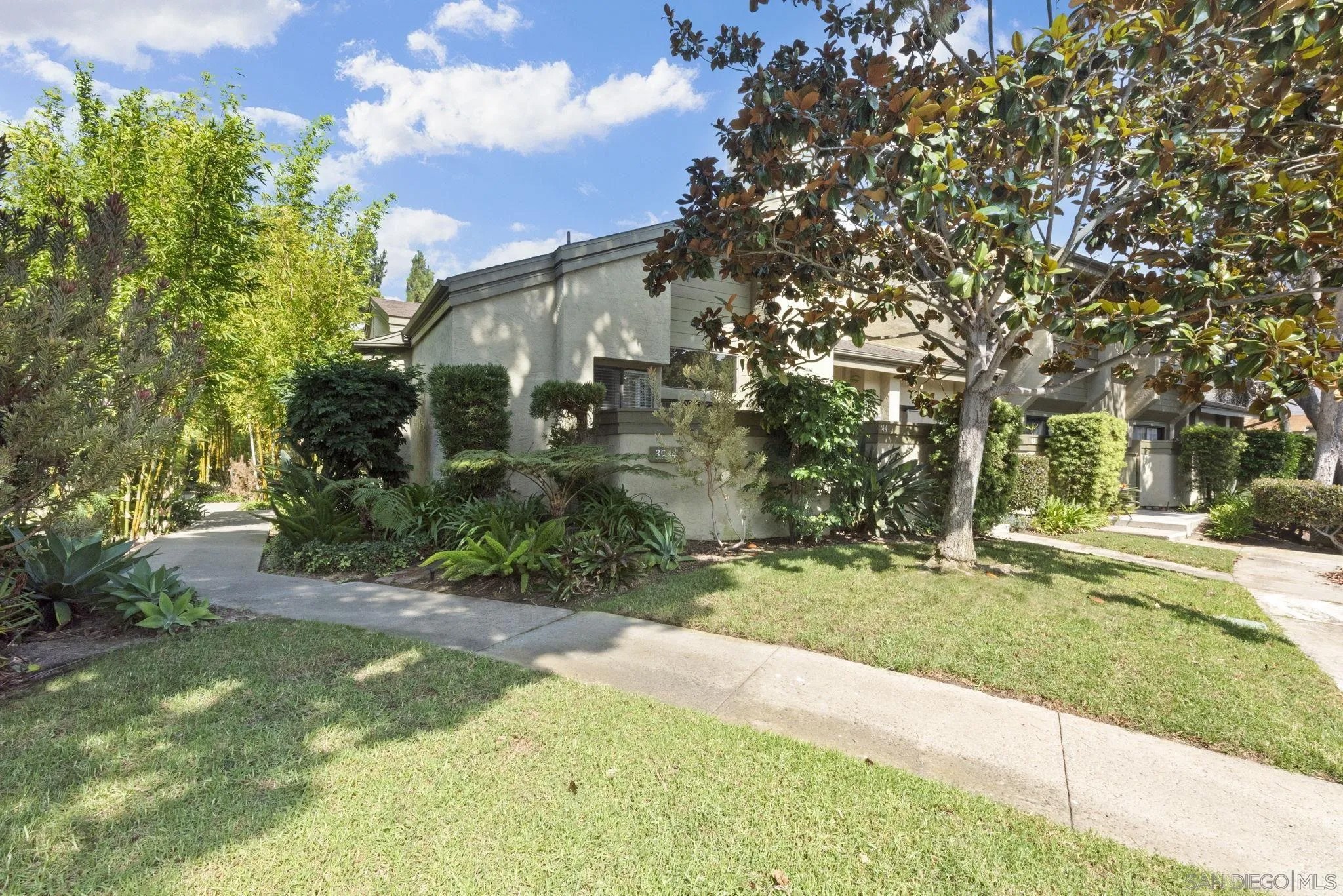 3244 Caminito Eastbluff 44