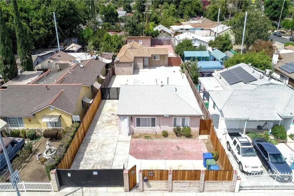 Photo of 19947 Vanowen Street, Winnetka, CA 91306 (MLS # SR26082910)