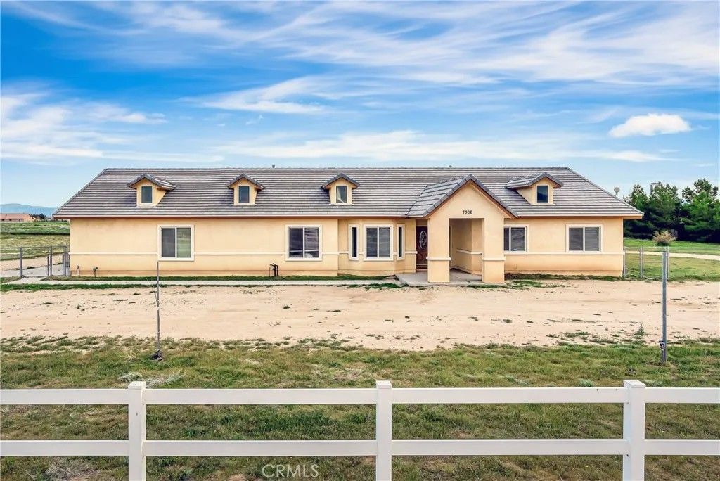 Photo of 7306 W Avenue A8, Lancaster, CA 93536 (MLS # SR26067727)