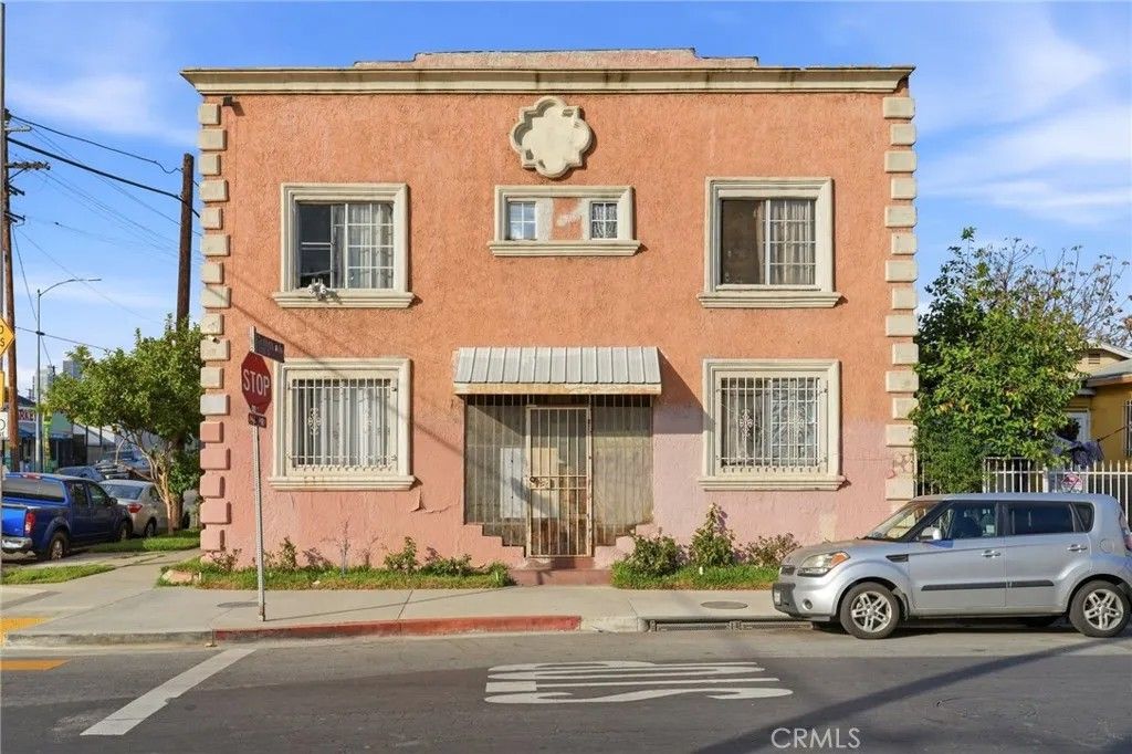Photo of 901 E 33rd St, Los Angeles, CA 90011 (MLS # SR26071034)