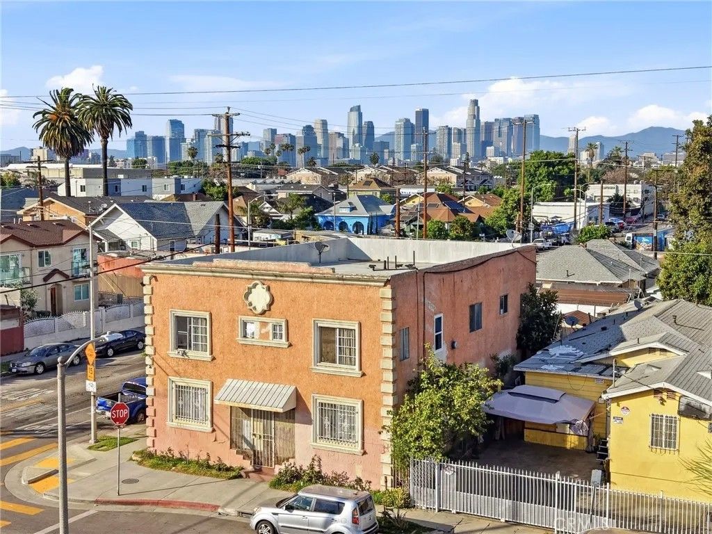 Photo of 901 E 33rd St, Los Angeles, CA 90011 (MLS # SR26071034)