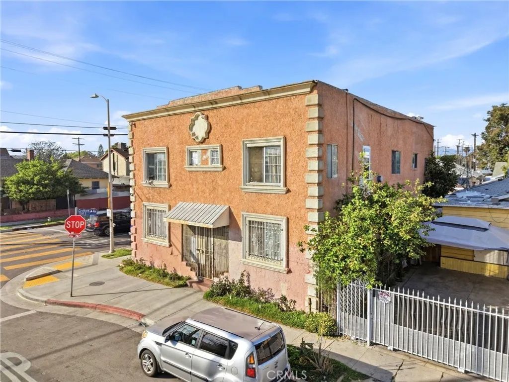Photo of 901 E 33rd St, Los Angeles, CA 90011 (MLS # SR26071034)