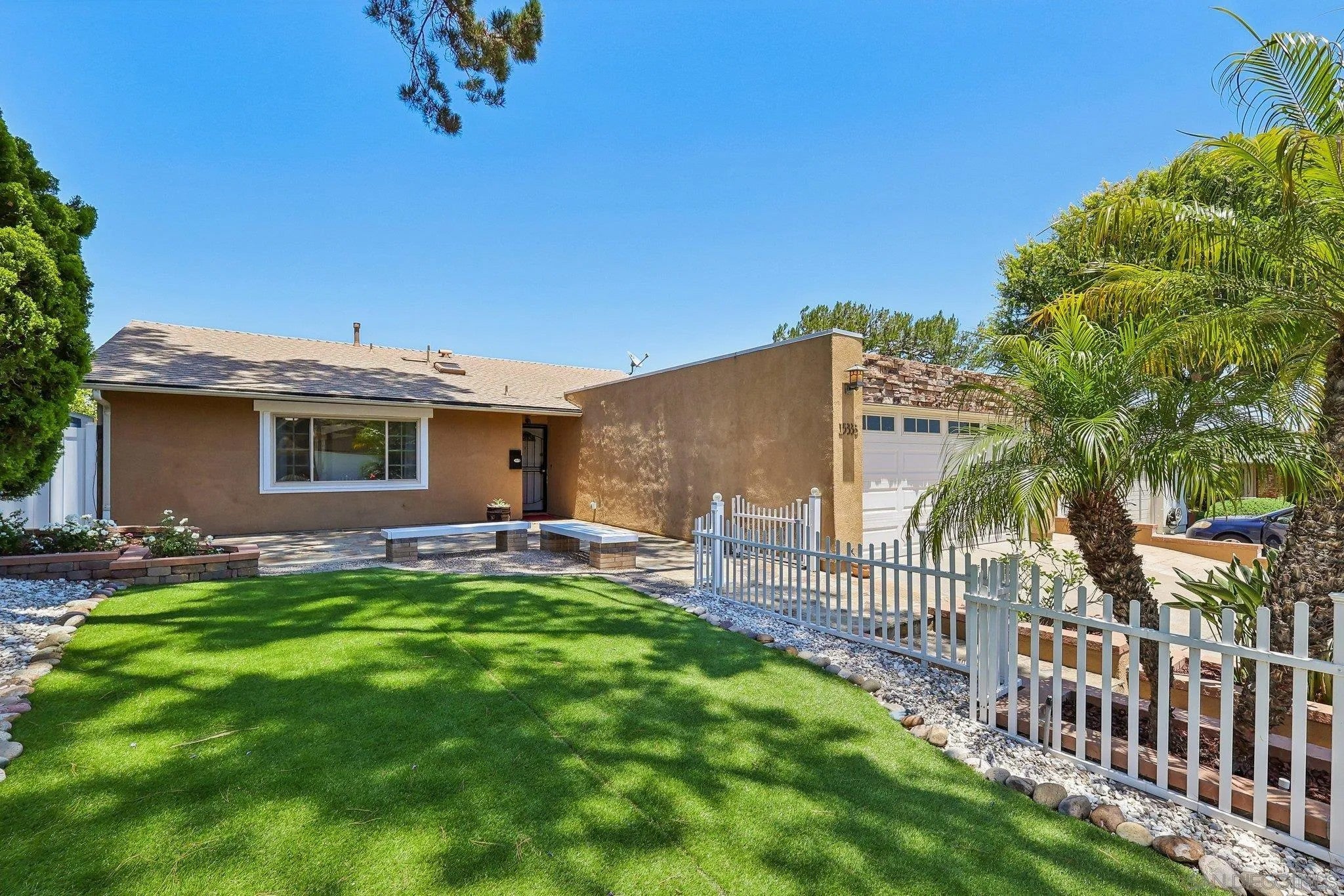15333 Calle Juanito