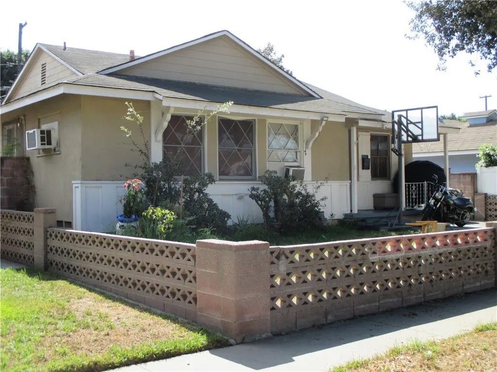 Photo of 70 W Scott St Street, Long Beach, CA 90805 (MLS # PW26001351)