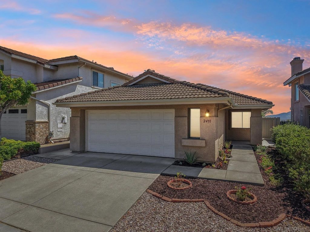 Photo of 2491 Moonlight Gln, Escondido, CA 92026 (MLS # 250042581)