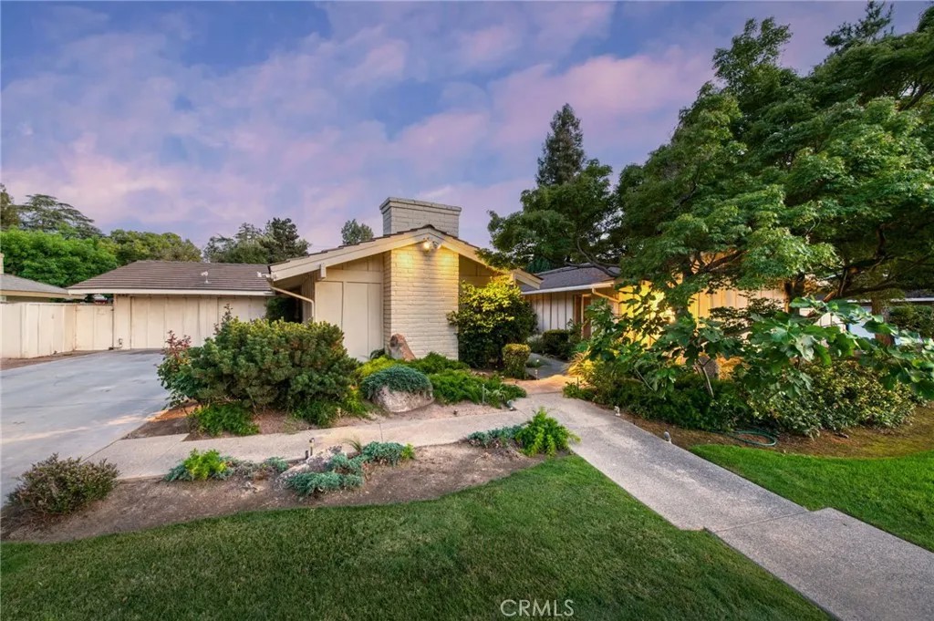 1687 W Dovewood
