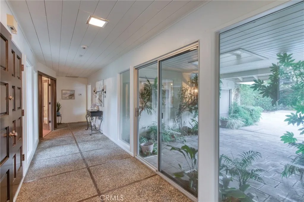 1687 W Dovewood