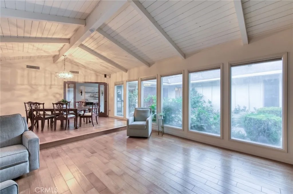 1687 W Dovewood