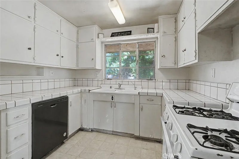 2701 N Inyo