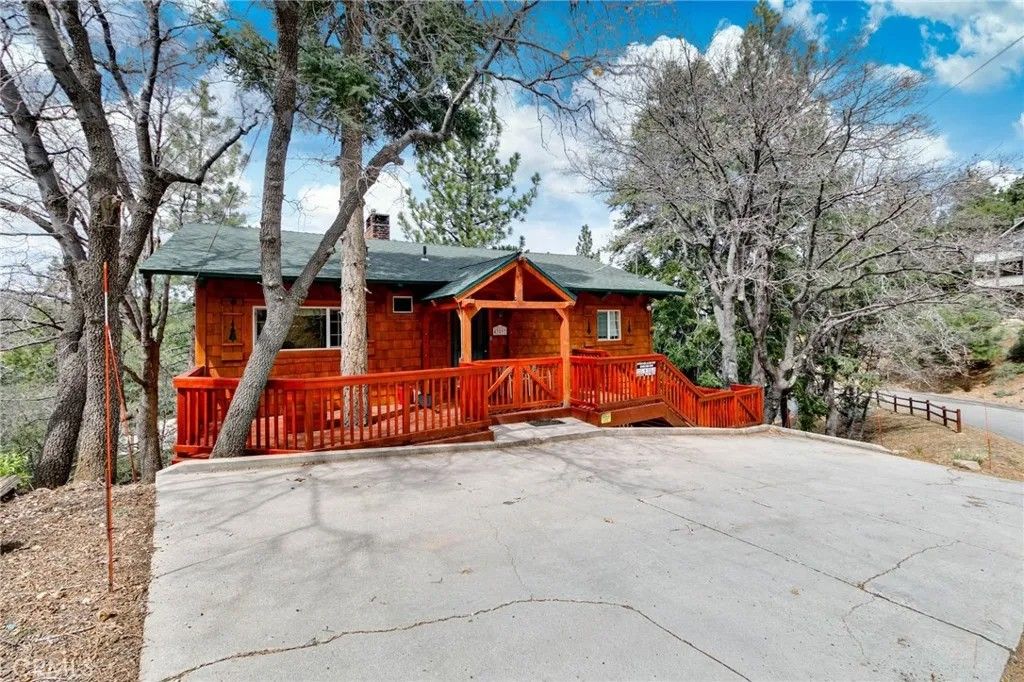Photo of 43897 Yosemite Drive, Big Bear Lake, CA 92315 (MLS # TR26054668)